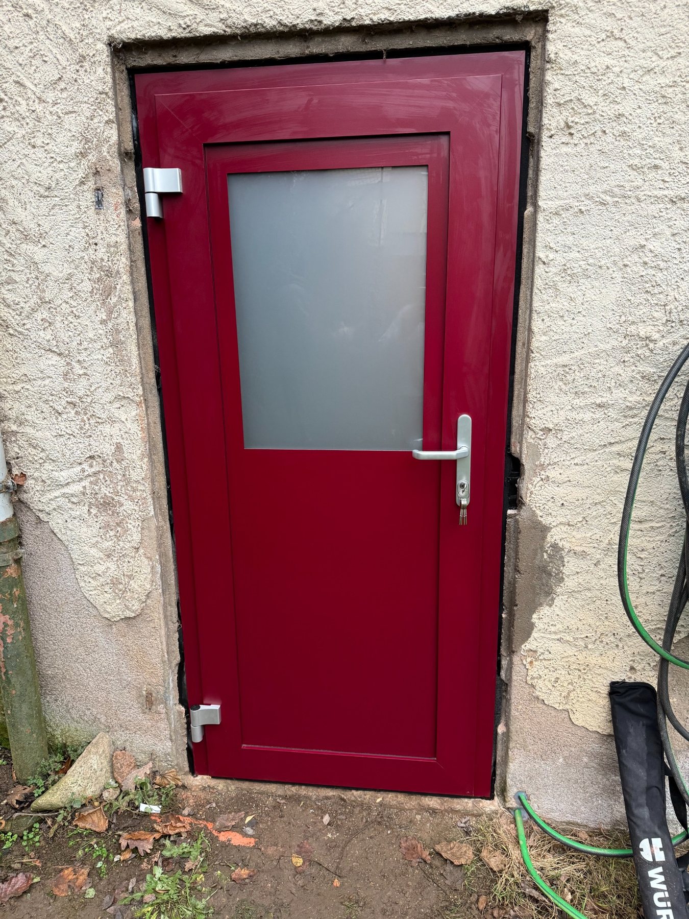 Porte rouge vitrée